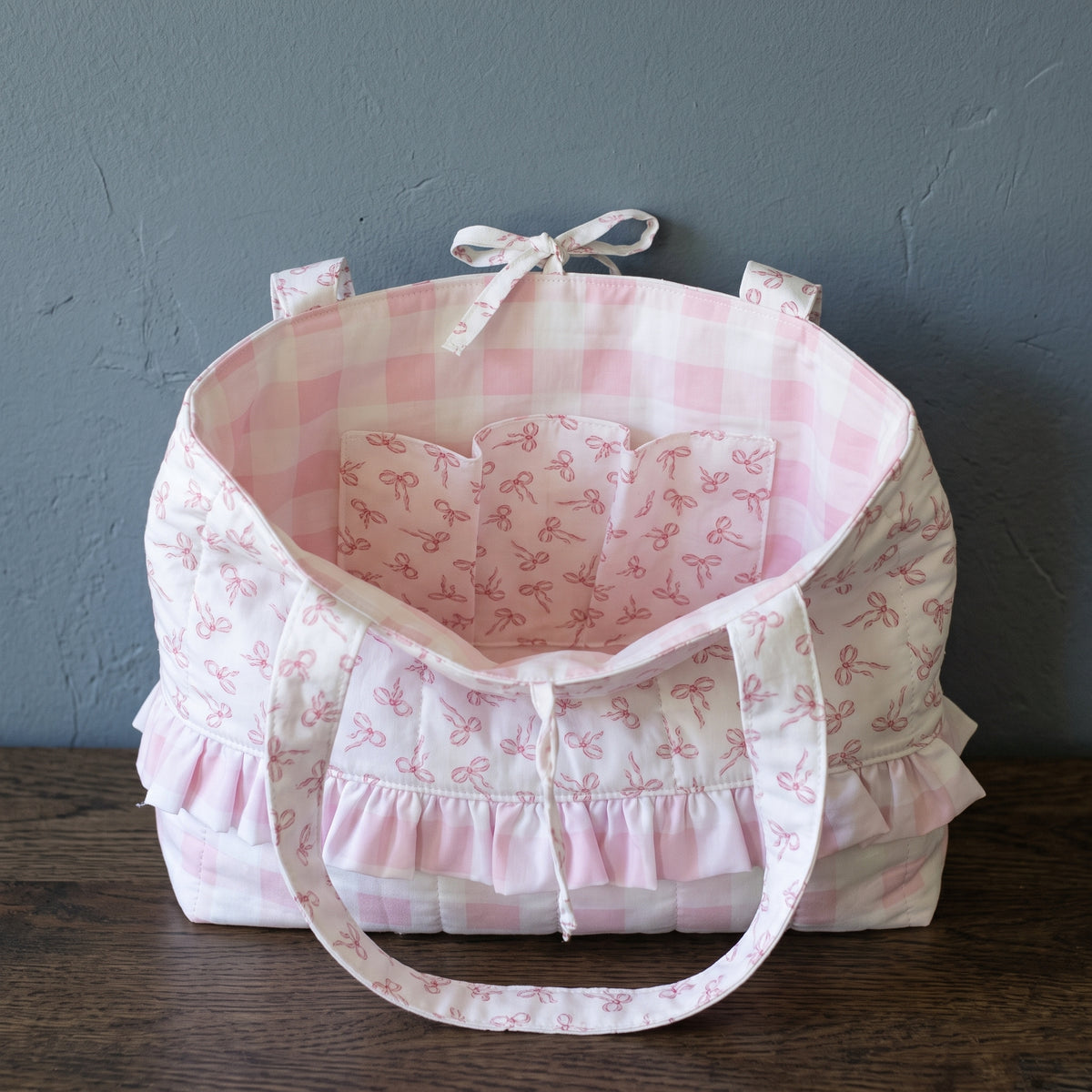 Quilted Bow Print Tote Sewing Pattern PDF – 2 Sizes, Gingham Ruffle, 3 Inside Pockets, Everyday Bag