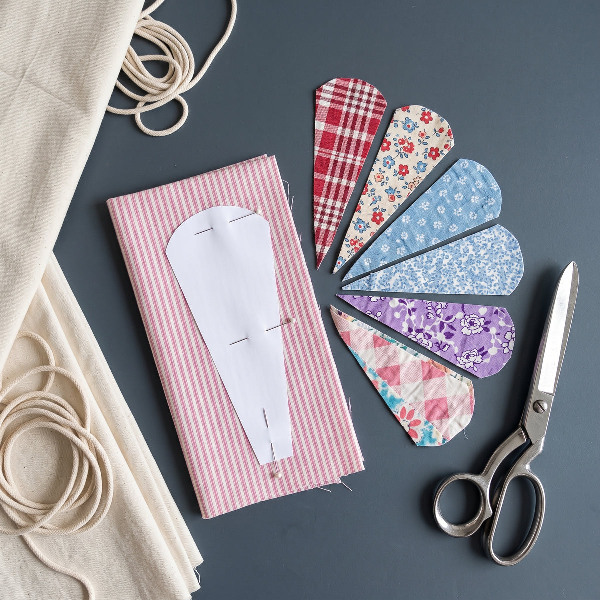 Dresden Plate Drawstring Bag Pattern PDF - Quilted Project Bag - Full Size Petal Template - Scrap Friendly Sewing Pattern