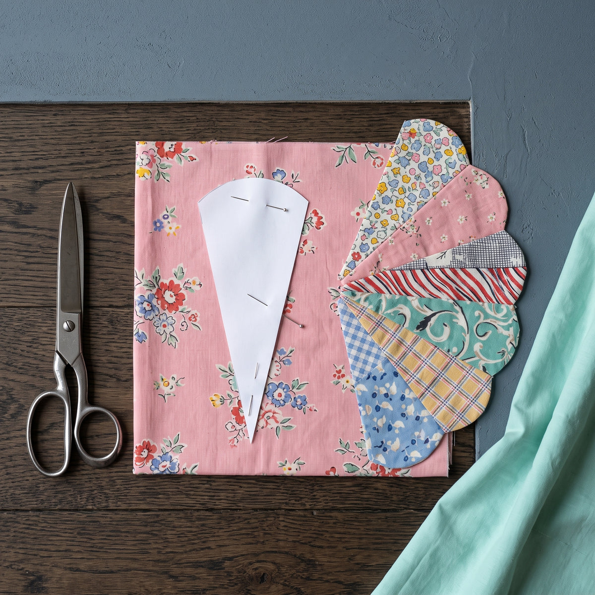 Dresden Plate Quilt Pattern PDF - 16 Block Vintage Quilt - Full Size Petal Template - 1930s Style Scrap Quilt - Instant Download