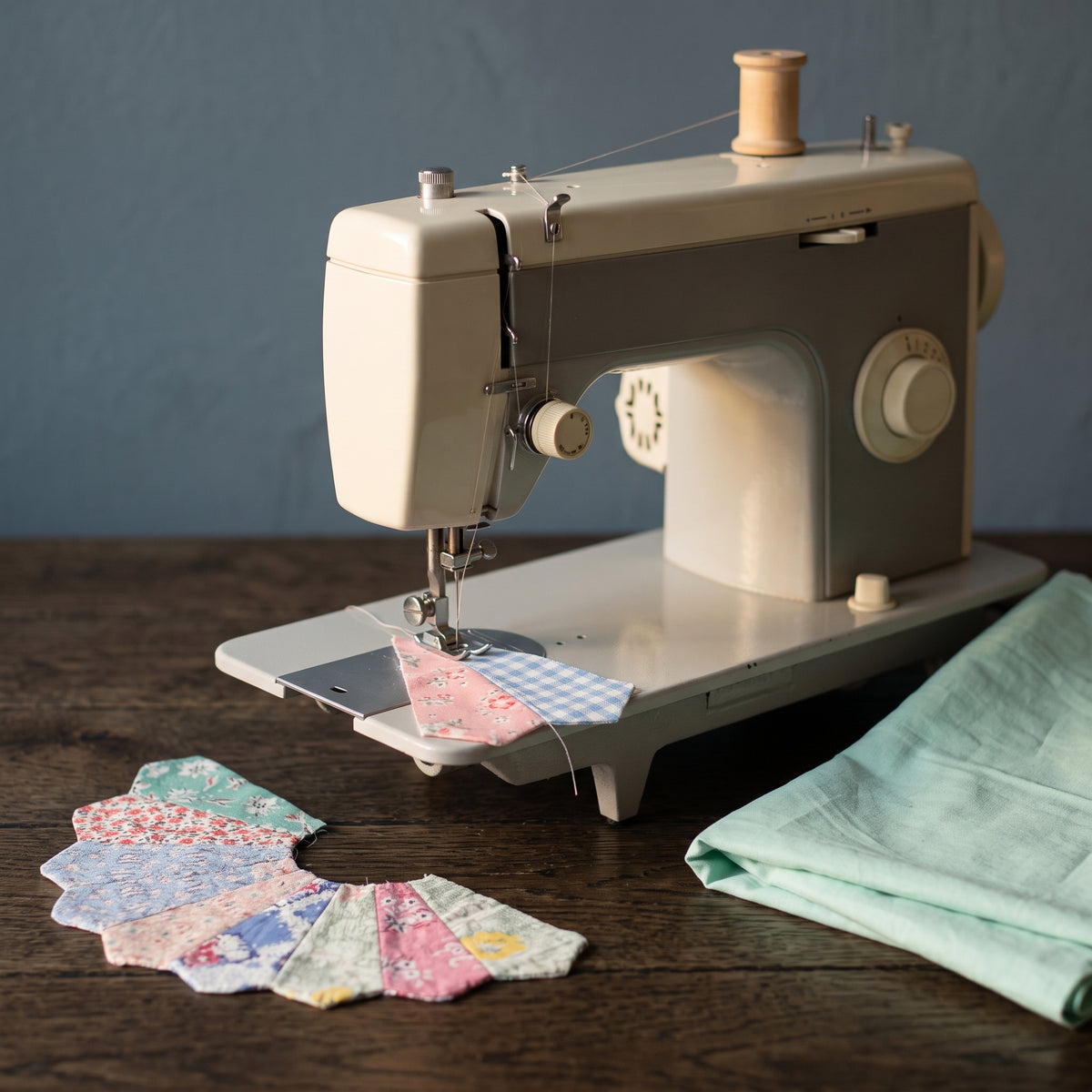 Dresden Plate Quilt Pattern PDF - 16 Block Vintage Quilt - Full Size Petal Template - 1930s Style Scrap Quilt - Instant Download