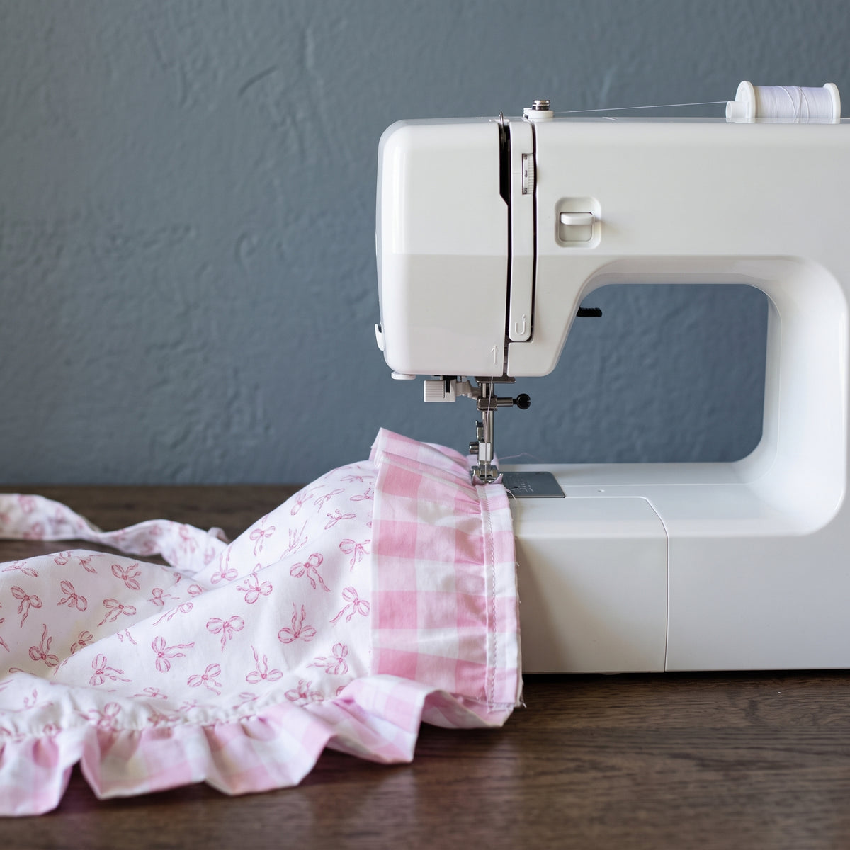 Quilted Bow Print Tote Sewing Pattern PDF – 2 Sizes, Gingham Ruffle, 3 Inside Pockets, Everyday Bag